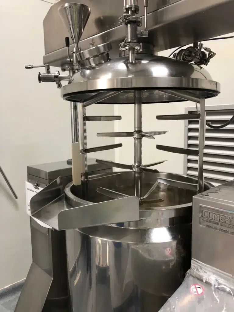 Cuve pharmaceutique agitée avec levage couvercle