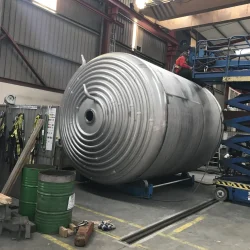 Serpentins vapeur sur fond bombé